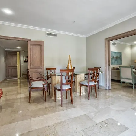 Tilos & Parking & Piscina Apartment *