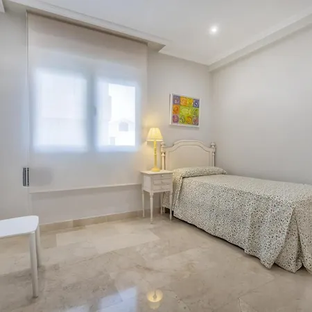 Tilos & Parking & Piscina Apartment *
