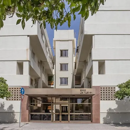 Tilos & Parking & Piscina Apartment *